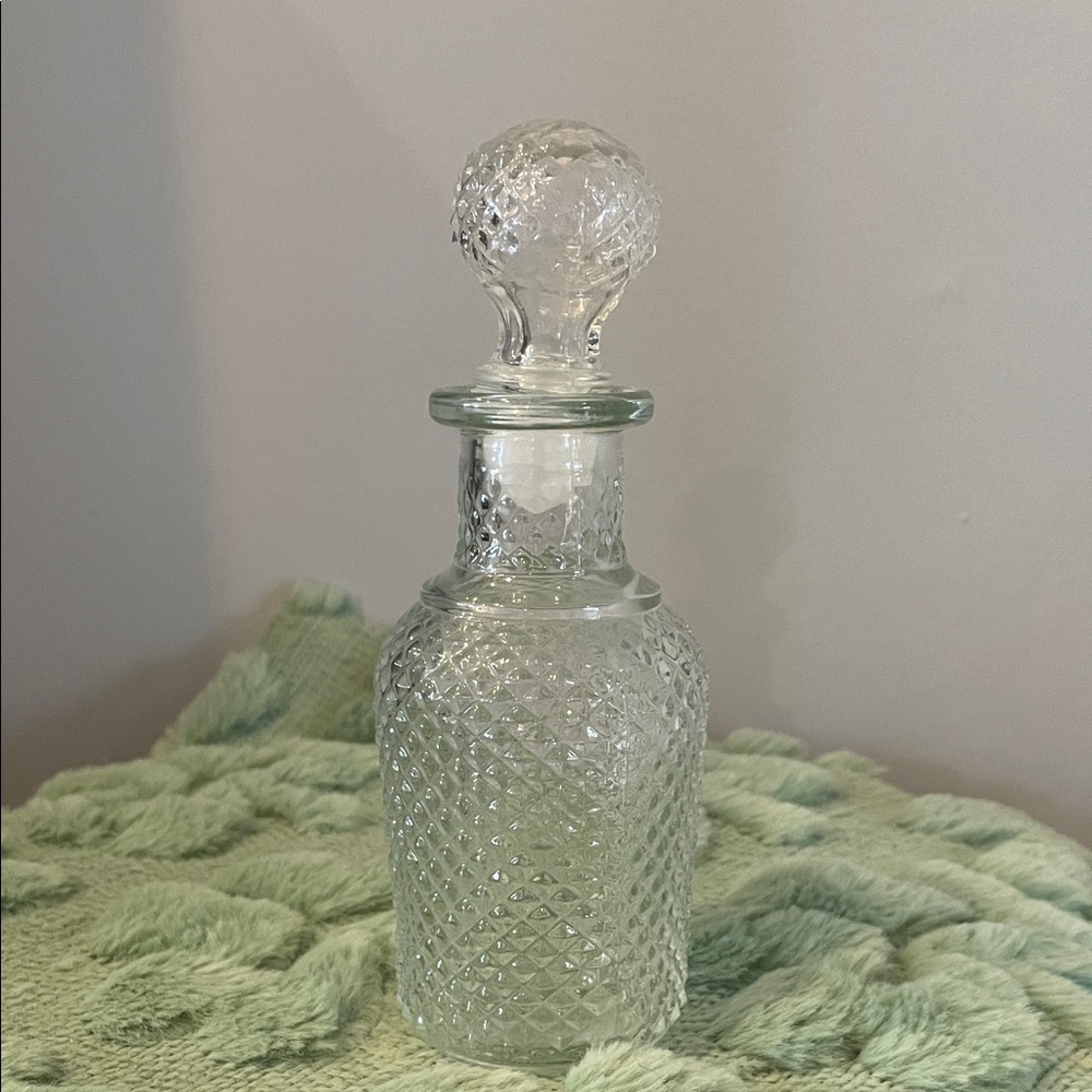 Elegant Glass Decanter with Stopper textured pattern